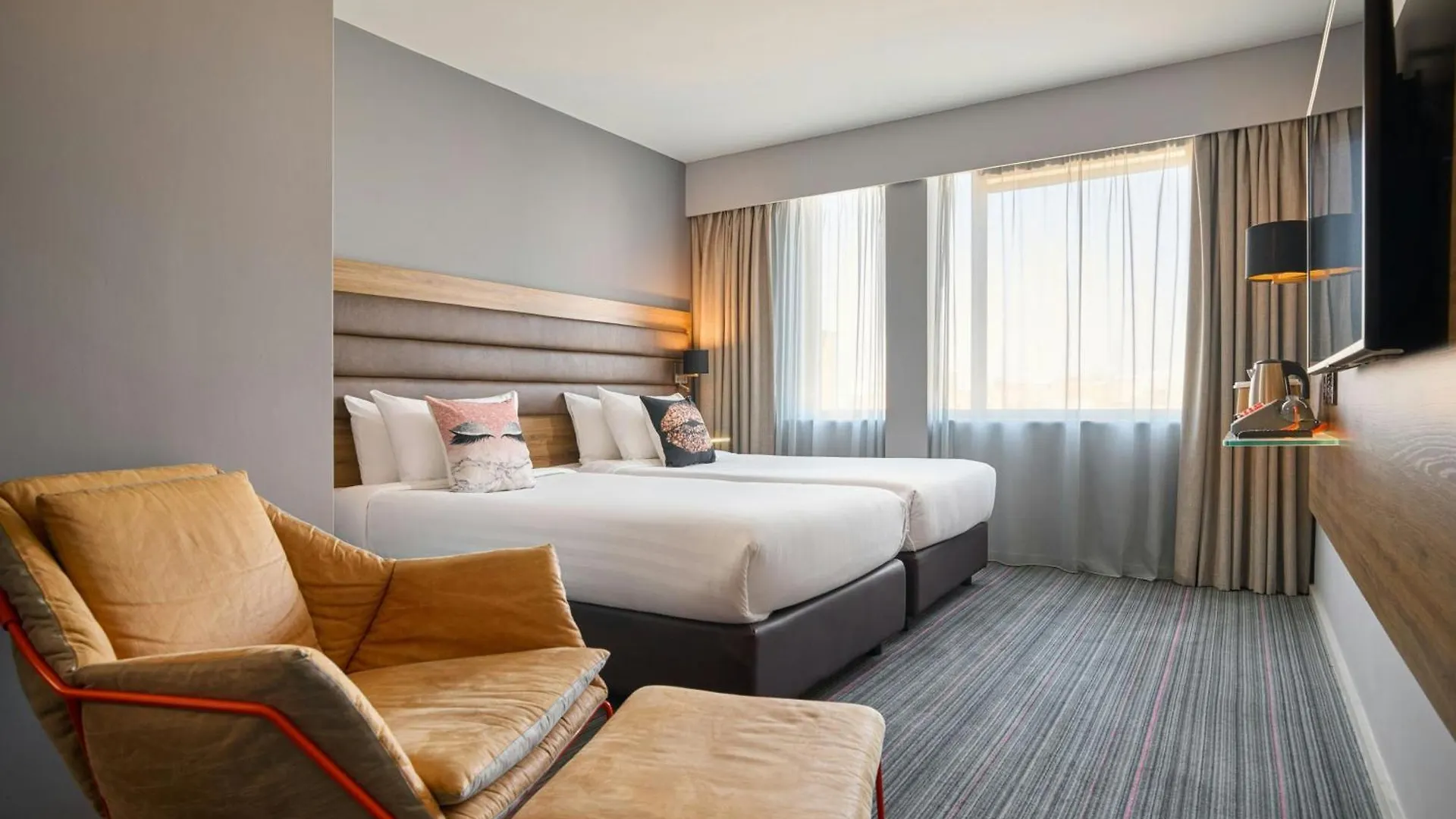 Moxy Dublin City 4*,