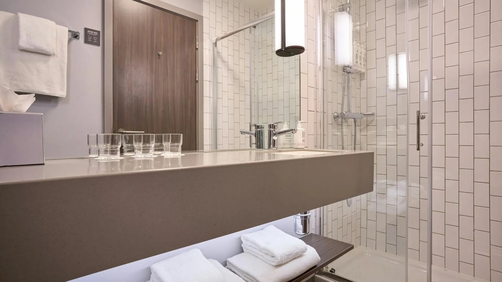 Moxy Dublin City 4*,